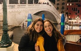 Viagem romântica em Veneza: Daniela Mercury e a mulher trocam beijos apaixonados