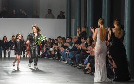 Filhas de Pepe, Salvio e Fábio Coentrão brilham em desfile de Micaela Oliveira