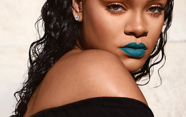Rihanna mostra o decote e o famoso bumbum em nova campanha da sua marca
