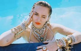 Uau! Miley Cyrus apanha banhos de sol... completamente nua!