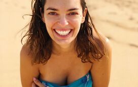 Melânia Gomes mostra-se completamente nua na praia!