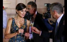 Ui! Letizia quebra o protocolo em jantar de gala com decote revelador