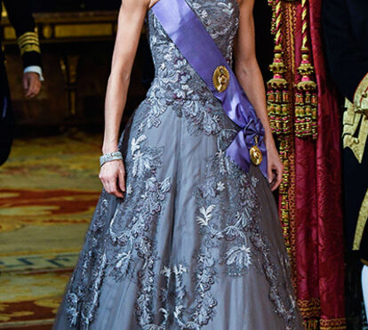 Uau! Letizia arrasa com vestido de gala do seu designer favorito