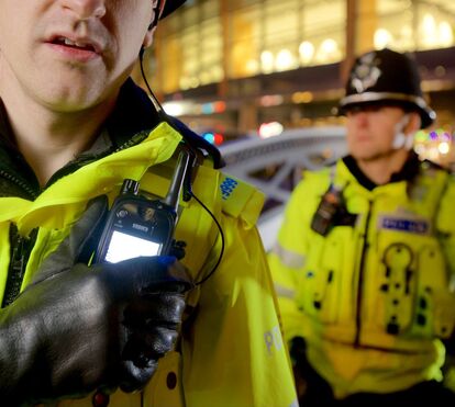 Vídeo dramático da detenção de homem que esfaqueou polícia no pescoço