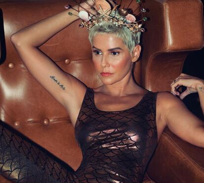 O que se passa com Deborah Secco? Atriz brasileira revela sensualidade em poses ousadas