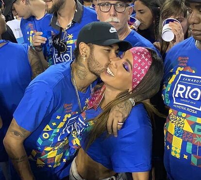 Amor de Carnaval! Anitta e Neymar beijam-se na Sapucaí