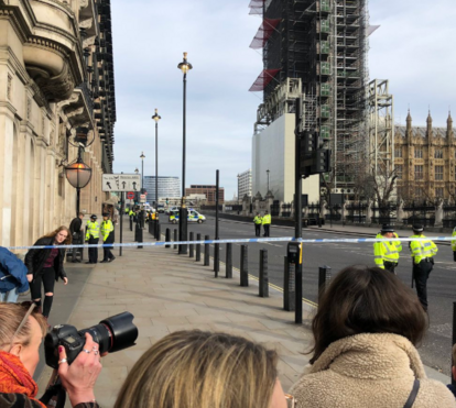 Alerta! Veículo suspeito fecha ponte junto ao Parlamento em Londres