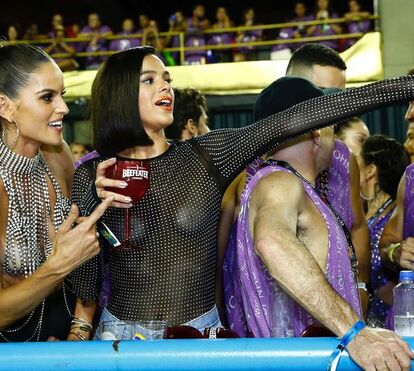 Nada a esconder: Bruna Marquezine mostra tudo em noite de festa de Carnaval