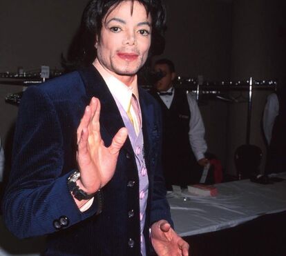 Vídeo de Michael Jackson a comprar jóias com um menino reacende polémica de abusos