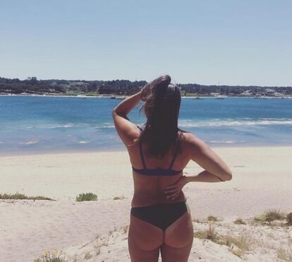 Joana Machado Madeira quase toda nua na cama de hotel