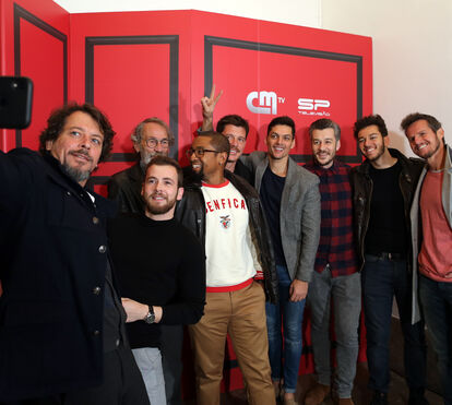 Lágrimas e emoção. Elenco da novela 'Alguém Perdeu' junta-se para assistir ao primeiro episódio