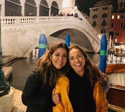Viagem romântica em Veneza: Daniela Mercury e a mulher trocam beijos apaixonados