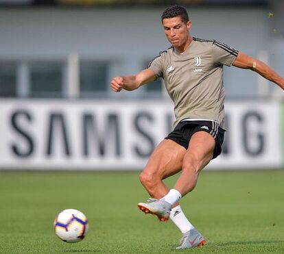 Joga futebol e por vezes é confundido na rua com Cristiano Ronaldo. Já conhece o sósia de CR7?