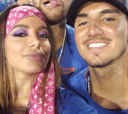 Amor de Carnaval! Anitta e Neymar beijam-se na Sapucaí