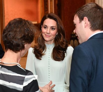 Kate de verde pálido em evento de celebração da investidura do príncipe Carlos