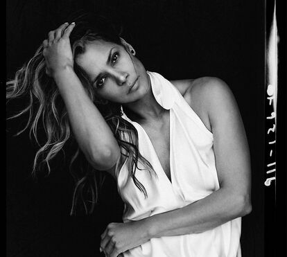 Em topless... Halle Berry mostra a sua nova tatuagem!