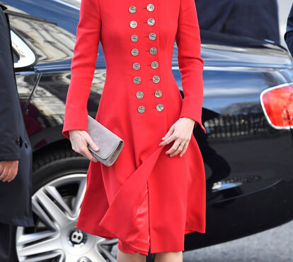 Afinal, o beijo não é o que parece! Rivalidade de Kate e Meghan desvendada por fotógrafos