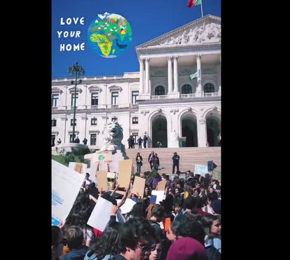 Filho de Katia Aveiro em manifestação de estudantes