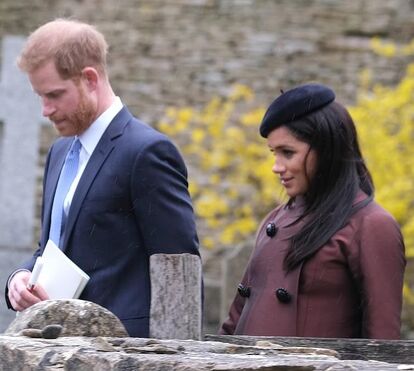 Isabel II, Harry e Meghan vão ao batizado da bebé de Zara Tindall... debaixo de chuva!