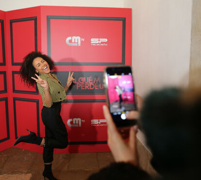 Um dia antes da estreia o elenco da novela 'Alguém Perdeu' junta-se para assistir ao primeiro episódio: Adoraram!