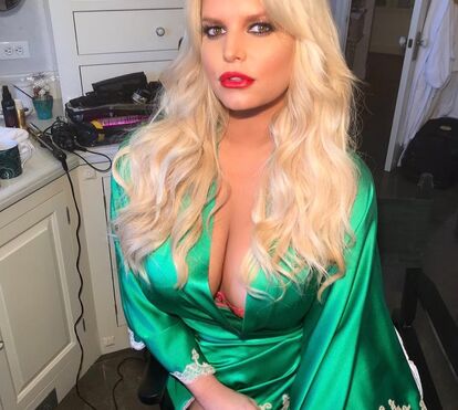 Jessica Simpson exibe em biquíni barriga de grávida