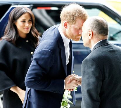 Meghan e Harry aparecem de surpresa na embaixada da Nova Zelândia para prestar homenagem às vítimas