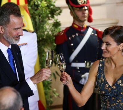 Ui! Letizia quebra o protocolo em jantar de gala com decote revelador