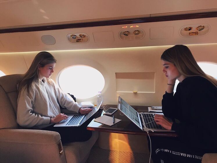 Veja como as filhas gémeas de Julio Iglesias cresceram