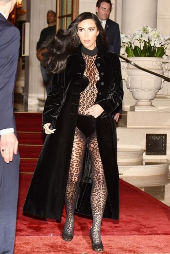 O look transparente e muito sensual de Kim Kardashian em Paris