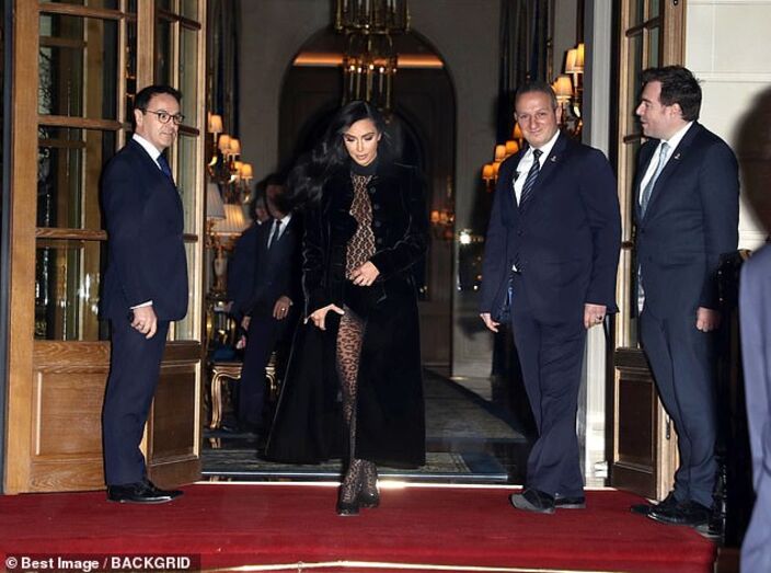 O look transparente e muito sensual de Kim Kardashian em Paris