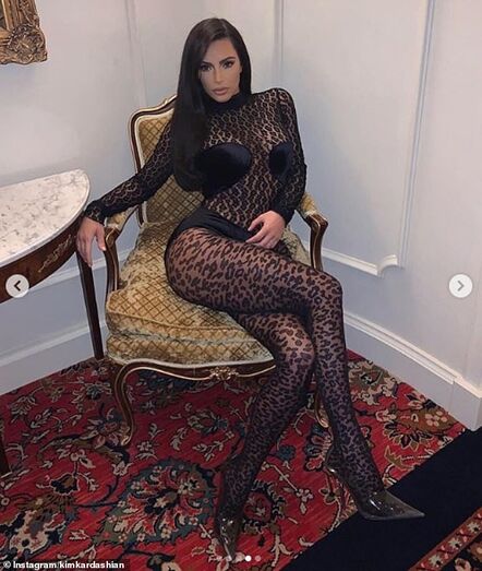 O look transparente e muito sensual de Kim Kardashian em Paris