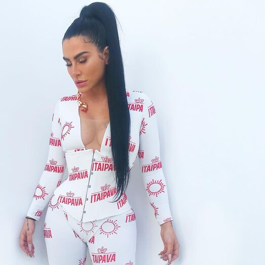  Cleo Pires arrasa com "corpão" de fazer inveja