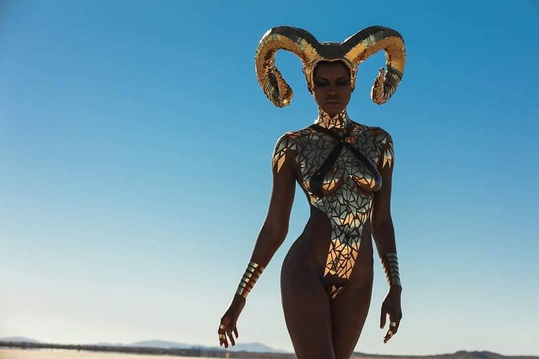 'Black Tape Project'. Os biquínis de fita adesiva que estão a dar que falar