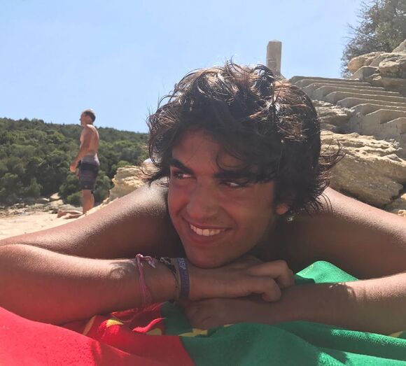 Filho de Katia Aveiro participa em manifestação de estudantes