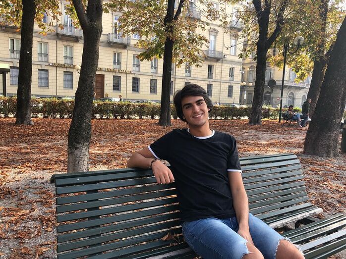 Filho de Katia Aveiro participa em manifestação de estudantes