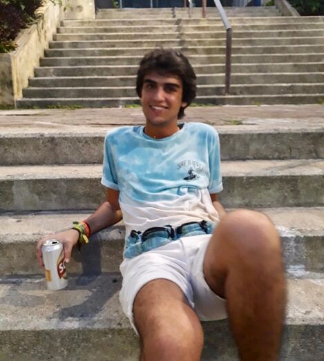 Filho de Katia Aveiro participa em manifestação de estudantes