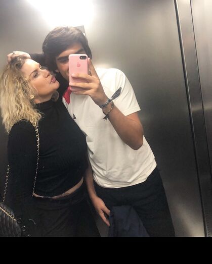 Filho de Katia Aveiro participa em manifestação de estudantes