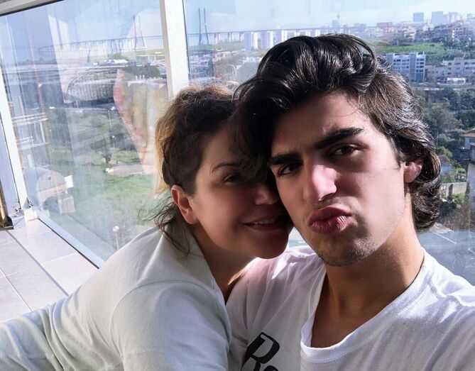 Filho de Katia Aveiro participa em manifestação de estudantes