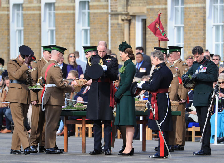 Glamour de Kate em parada militar
