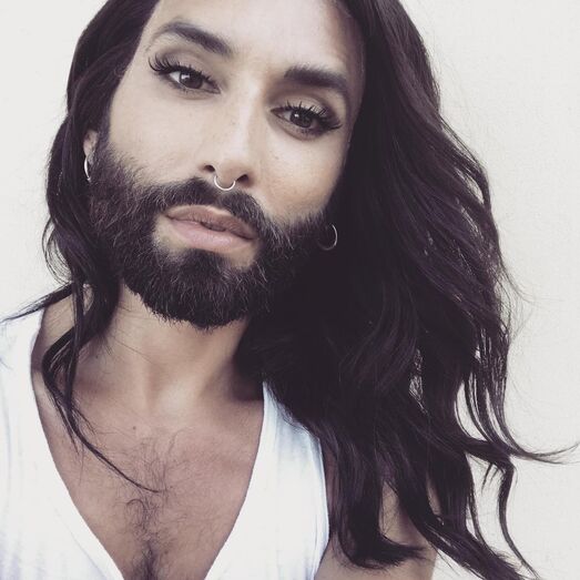 Reconhece este cantor famoso? 