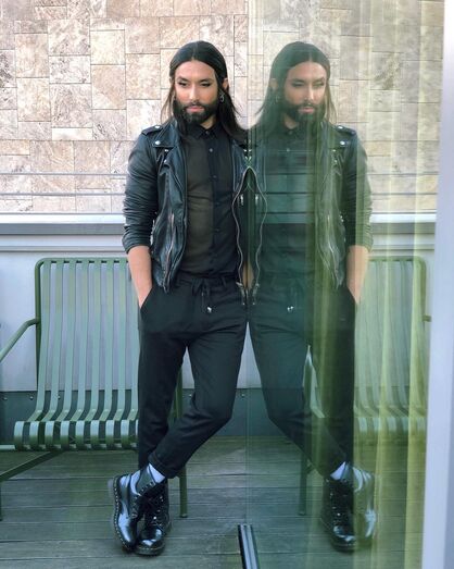 Reconhece este cantor famoso? 