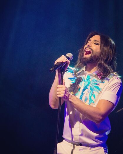 Reconhece este cantor famoso? 