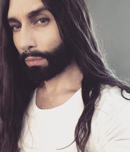 Reconhece este cantor famoso? 