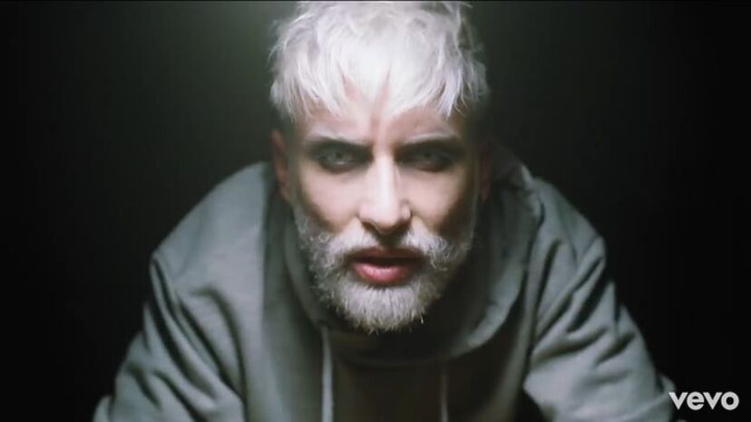 Reconhece este cantor famoso? 