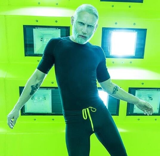 Lembra de Conchita Wurst? O cantor agora só responde por Wurst e aproveitou a mudança radical de visual para gravar o vídeo do seu novo single, 'Hit Me'