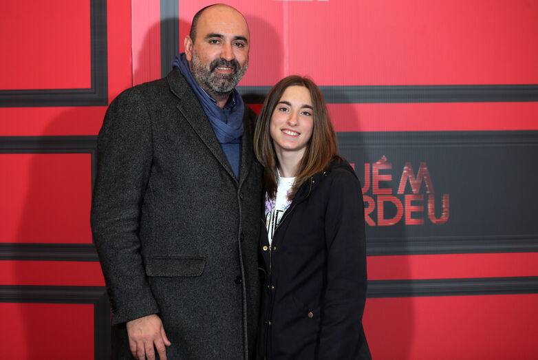 Um dia antes da estreia o elenco da novela 'Alguém Perdeu' junta-se para assistir ao primeiro episódio: Adoraram!