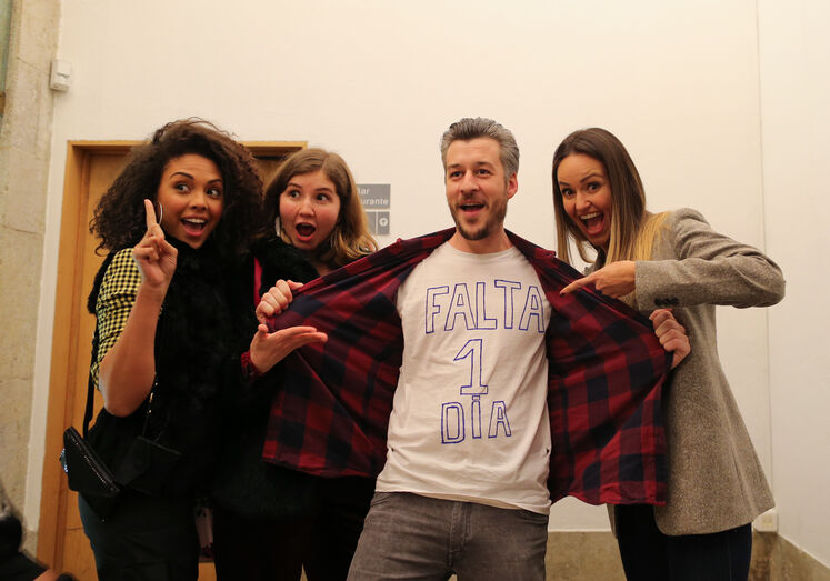 Um dia antes da estreia o elenco da novela 'Alguém Perdeu' junta-se para assistir ao primeiro episódio: Adoraram!