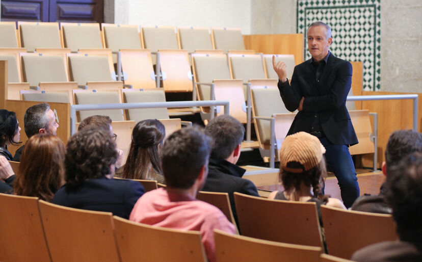 Um dia antes da estreia o elenco da novela 'Alguém Perdeu' junta-se para assistir ao primeiro episódio: Adoraram!