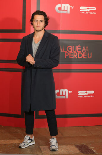 Um dia antes da estreia o elenco da novela 'Alguém Perdeu' junta-se para assistir ao primeiro episódio: Adoraram!