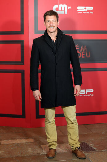 Um dia antes da estreia o elenco da novela 'Alguém Perdeu' junta-se para assistir ao primeiro episódio: Adoraram!